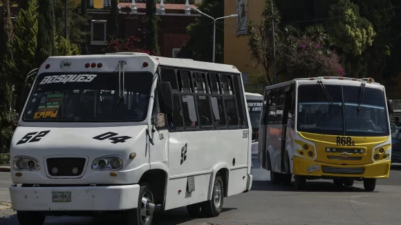 Investigan a exfuncionarios por permitir monopolio en concesiones de transporte