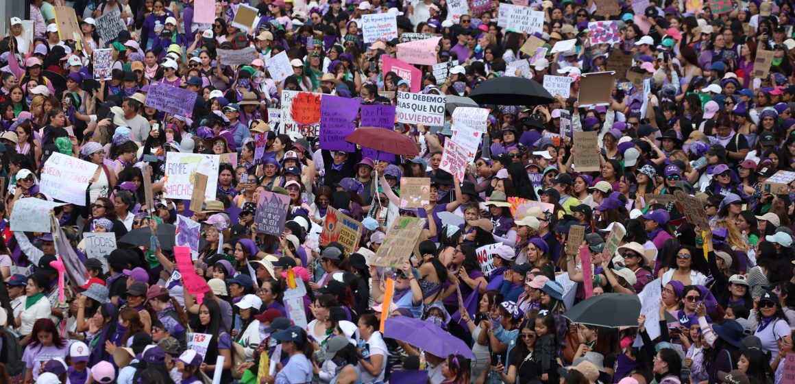 Pintas en tapiales y daños a paraderos de RUTA, saldo de las marchas del 8M en Puebla