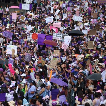 8M . COLECTIVOS FEMINISTAS Pintas en tapiales y daños a paraderos de RUTA, saldo de las marchas del 8M en Puebla
