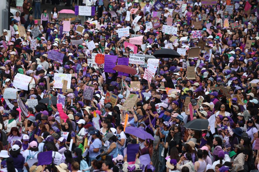 Pintas en tapiales y daños a paraderos de RUTA, saldo de las marchas del 8M en Puebla