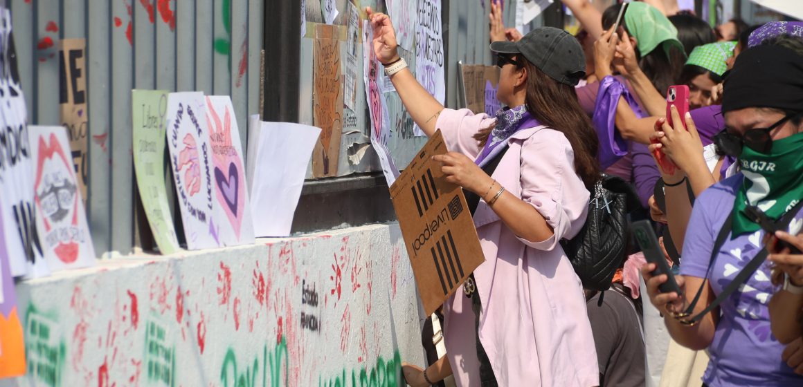 Jornada de tensión en Puebla: Colectivos feministas vandalizan la FGE en exigencia de justicia