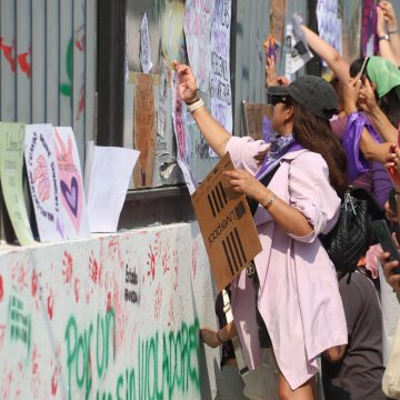 Jornada de tensión en Puebla: Colectivos feministas vandalizan la FGE en exigencia de justicia