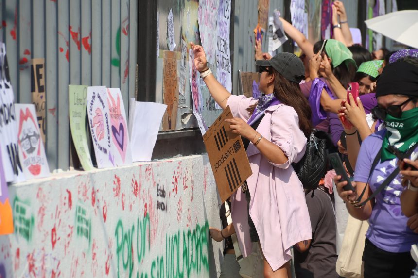 Jornada de tensión en Puebla: Colectivos feministas vandalizan la FGE en exigencia de justicia