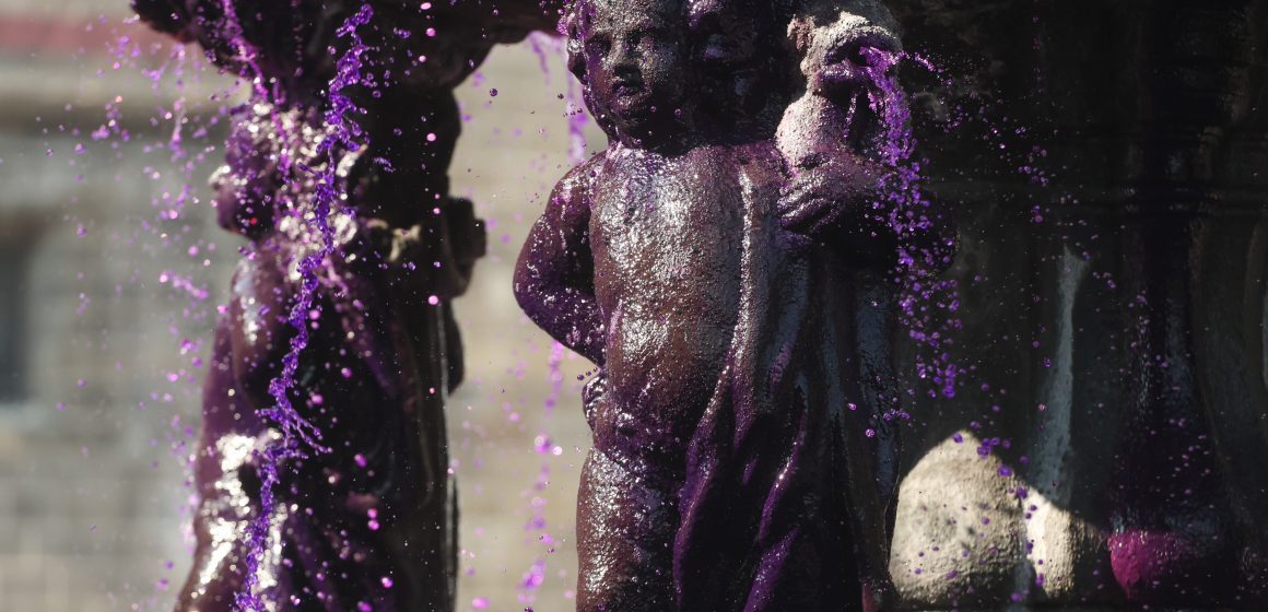 En el marco del 8M, tiñen de morado el agua de la Fuente de San Miguel en Puebla