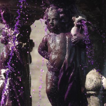 En el marco del 8M, tiñen de morado el agua de la Fuente de San Miguel en Puebla