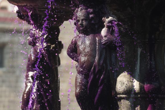 En el marco del 8M, tiñen de morado el agua de la Fuente de San Miguel en Puebla