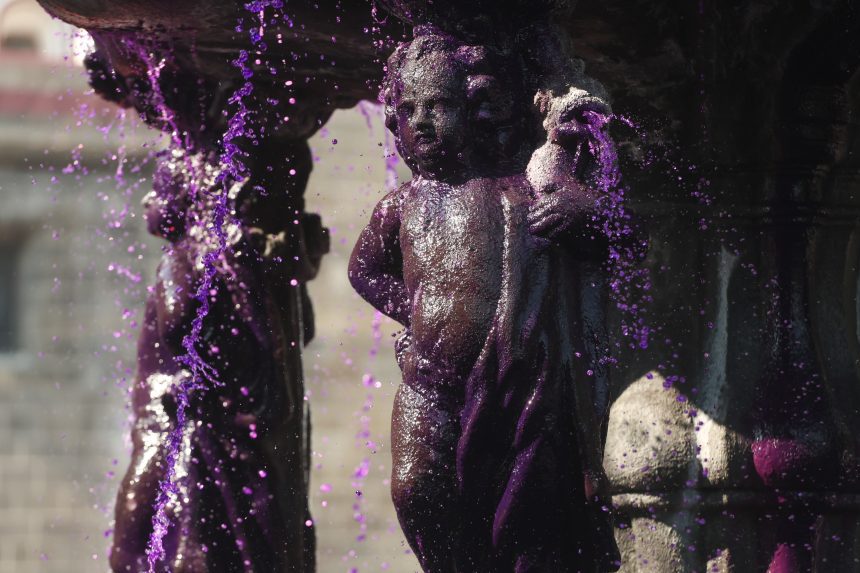 En el marco del 8M, tiñen de morado el agua de la Fuente de San Miguel en Puebla
