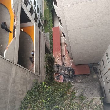 Cae auto desde un tercer piso en Cuajimalpa y deja tres lesionados