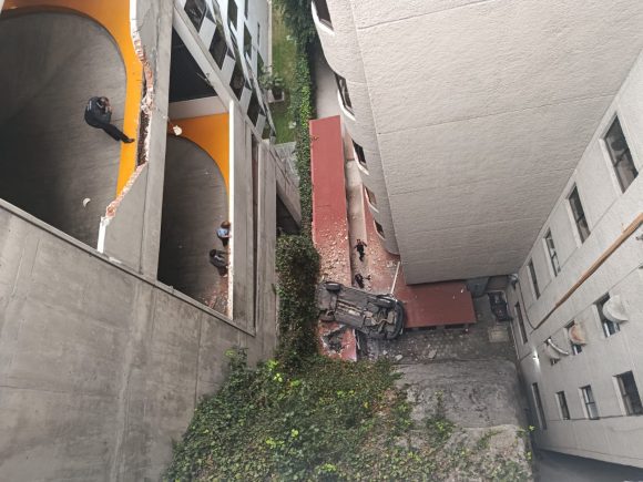 Cae auto desde un tercer piso en Cuajimalpa y deja tres lesionados