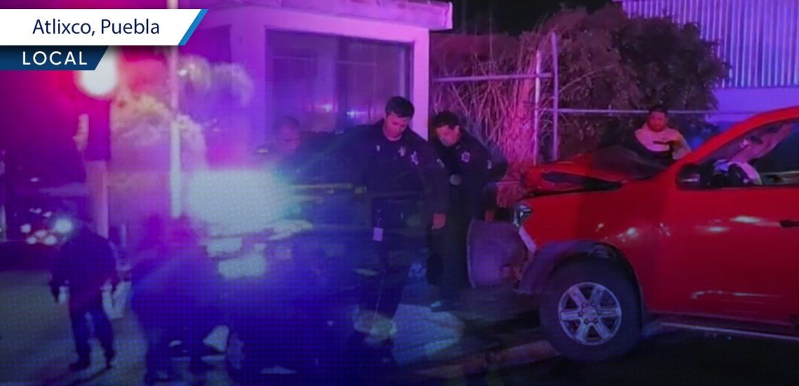 Portada Camioneta se pasa el semáforo y protagoniza fuerte accidente en Atlixco CMH Camioneta se pasa el semáforo y protagoniza fuerte accidente en Atlixco