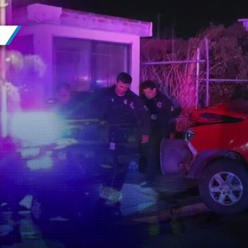 Camioneta se pasa el semáforo y protagoniza fuerte accidente en Atlixco