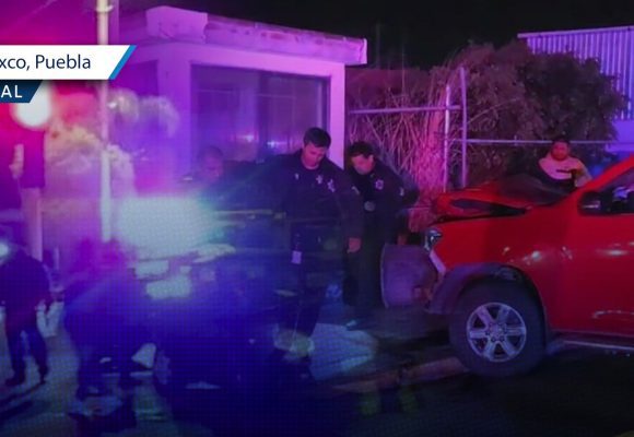 Camioneta se pasa el semáforo y protagoniza fuerte accidente en Atlixco