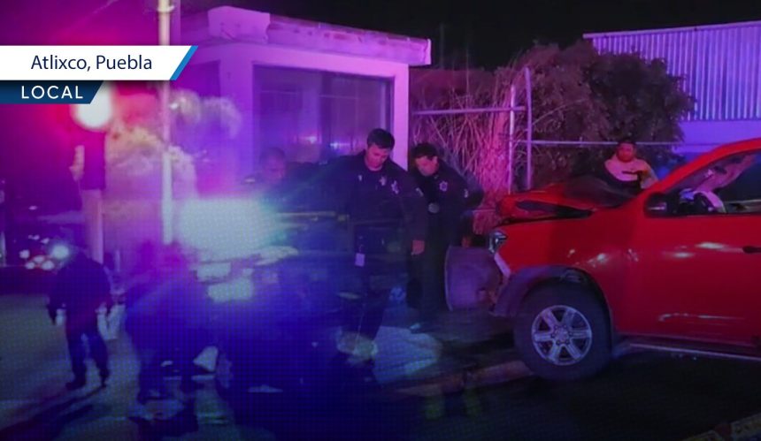 Camioneta se pasa el semáforo y protagoniza fuerte accidente en Atlixco