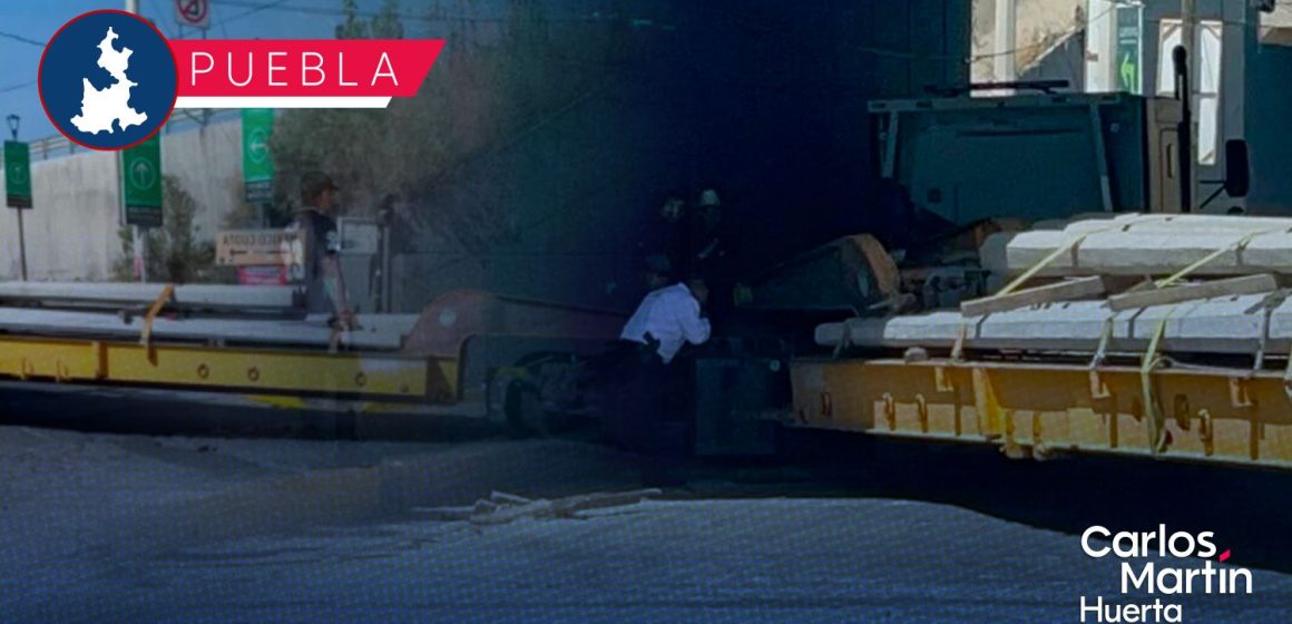Caos vial en Cuautlancingo: Tráiler cargado con postes queda atorado y bloquea el acceso al Periférico por más de cuatro horas
