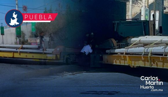 Portada Caos vial en Cuautlancingo Tráiler cargado con postes queda atorado y bloquea el acceso al Periférico por más de cuatro horas CMH Caos vial en Cuautlancingo: Tráiler cargado con postes queda atorado y bloquea el acceso al Periférico por más de cuatro horas