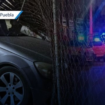 Conductor en estado de ebriedad choca y tira reja de estacionamiento en Cuautlancingo