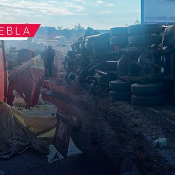 Portada Conductor muere tras volcar tráiler en la autopista México-Puebla CMH Conductor muere tras volcar tráiler en la autopista México-Puebla