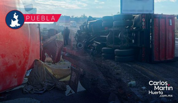 Conductor muere tras volcar tráiler en la autopista México-Puebla