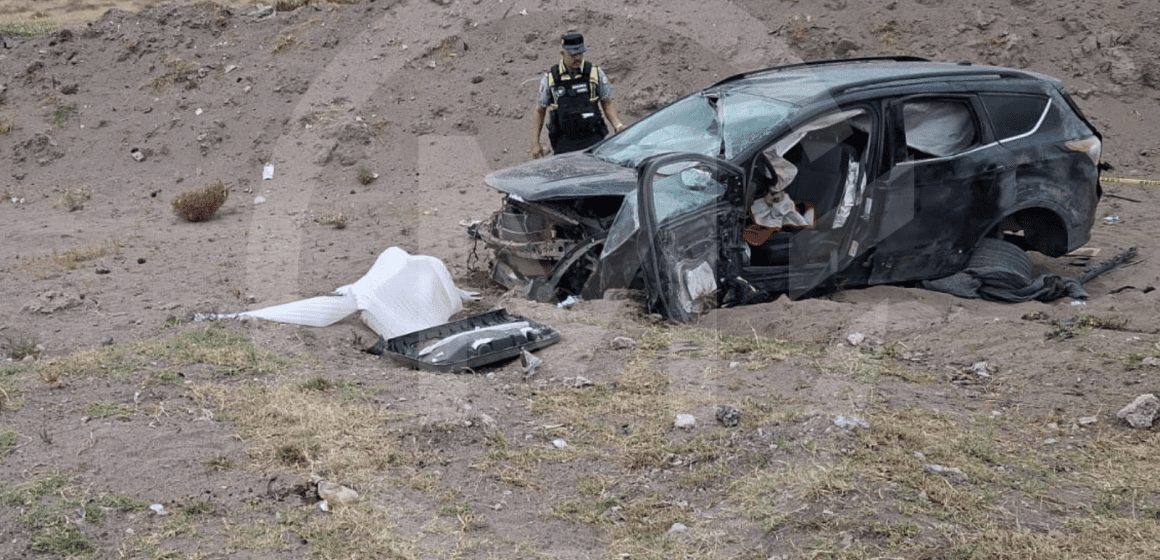 Una mujer murió y dos personas más resultaron heridas durante la volcadura de una camioneta en Palmar de Bravo