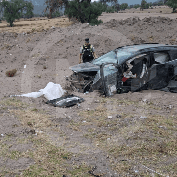 Una mujer murió y dos personas más resultaron heridas durante la volcadura de una camioneta en Palmar de Bravo