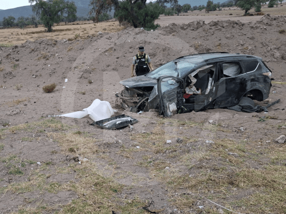 Una mujer murió y dos personas más resultaron heridas durante la volcadura de una camioneta en Palmar de Bravo