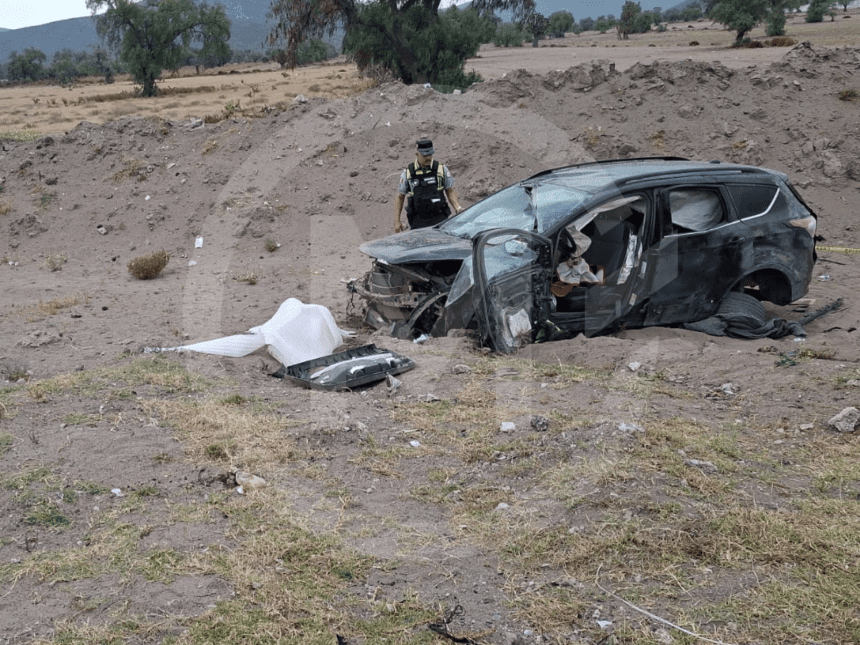 Una mujer murió y dos personas más resultaron heridas durante la volcadura de una camioneta en Palmar de Bravo