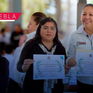 Estudiantes de la Primaria Francisco González Bocanegra reciben lentes para mejorar su aprendizaje