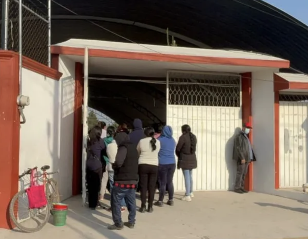 Exigen destitucion de director y docente en primaria de Coronango por presunto consumo de alcohol 4