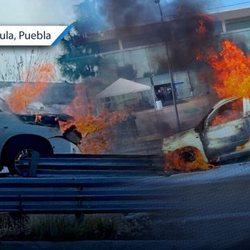 Camioneta se incendia en Periférico Ecológico a altura del CIS de San Andrés Cholula