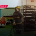 Incendio en panadería del Walmart de la 15 de Mayo moviliza a cuerpos de emergencia