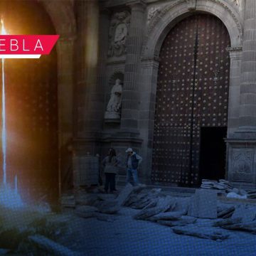 Restauración del portón norte de la Catedral de Puebla avanza tras incendio vandálico