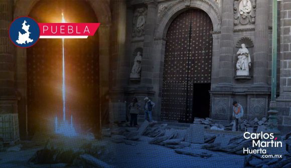 Restauración del portón norte de la Catedral de Puebla avanza tras incendio vandálico