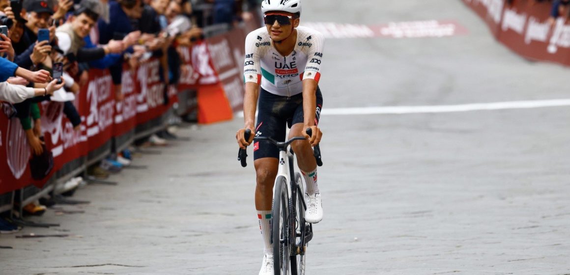 Isaac del Toro sube al podio en la Strade Bianche