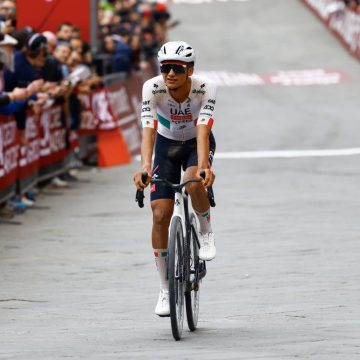 Isaac del Toro sube al podio en la Strade Bianche