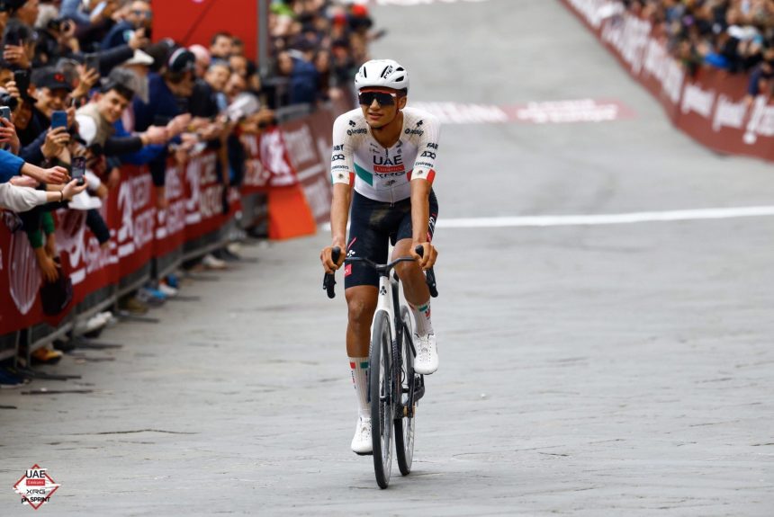 Isaac del Toro sube al podio en la Strade Bianche