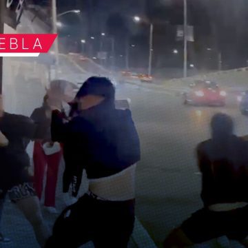 Jovenes desatan riña afuera de un bar en Villa Universitaria