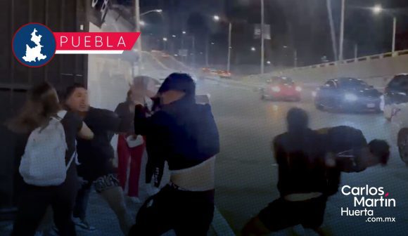 Jovenes desatan riña afuera de un bar en Villa Universitaria