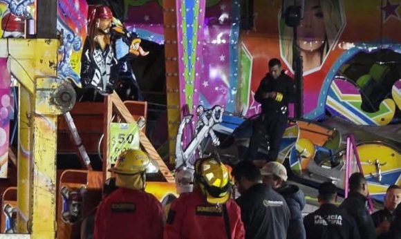 Muere joven tras caer de juego mecánico en la Feria de las Flores de Huauchinango