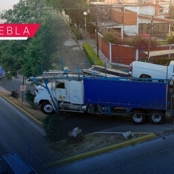 Caos vial en Bulevar Hermanos Serdán: Tráiler “nodriza” queda atorado frente al BINE