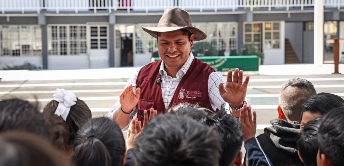 Omar Muñoz entrega más obras de mantenimiento en escuelas públicas