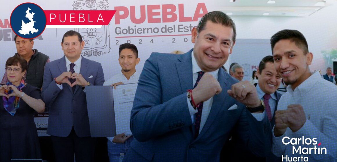 Otorgan beca universitaria al boxeador "El Tigre" Arellano