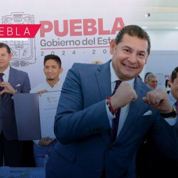 Otorgan beca universitaria al boxeador "El Tigre" Arellano