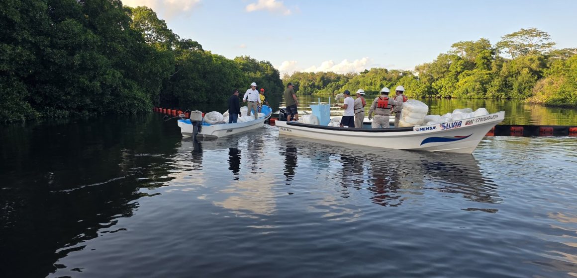 Pemex - derrame hidrocarburo Tabasco Pemex y Marina contienen derrame de hidrocarburo en Río Seco, Tabasco