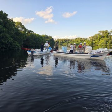 Pemex y Marina contienen derrame de hidrocarburo en Río Seco, Tabasco