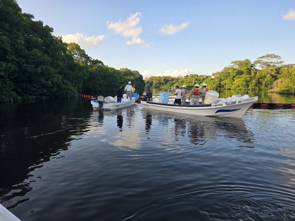 Pemex y Marina contienen derrame de hidrocarburo en Río Seco, Tabasco