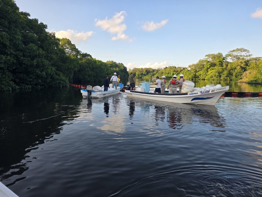Pemex y Marina contienen derrame de hidrocarburo en Río Seco, Tabasco