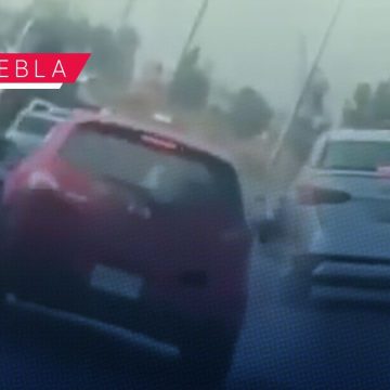 Conductores protagonizan pleito vial y choque sobre Periférico Ecológico