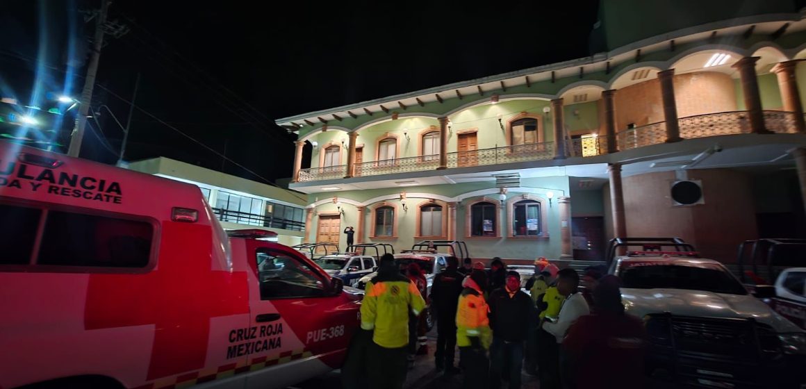 Rescatan a dos personas que cayeron a un barranco en Quimixtlán