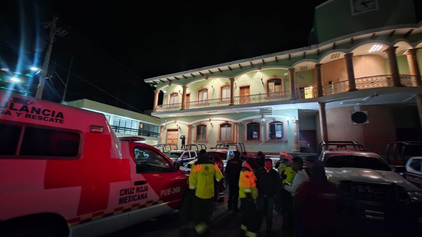 Rescatan a dos personas que cayeron a un barranco en Quimixtlán