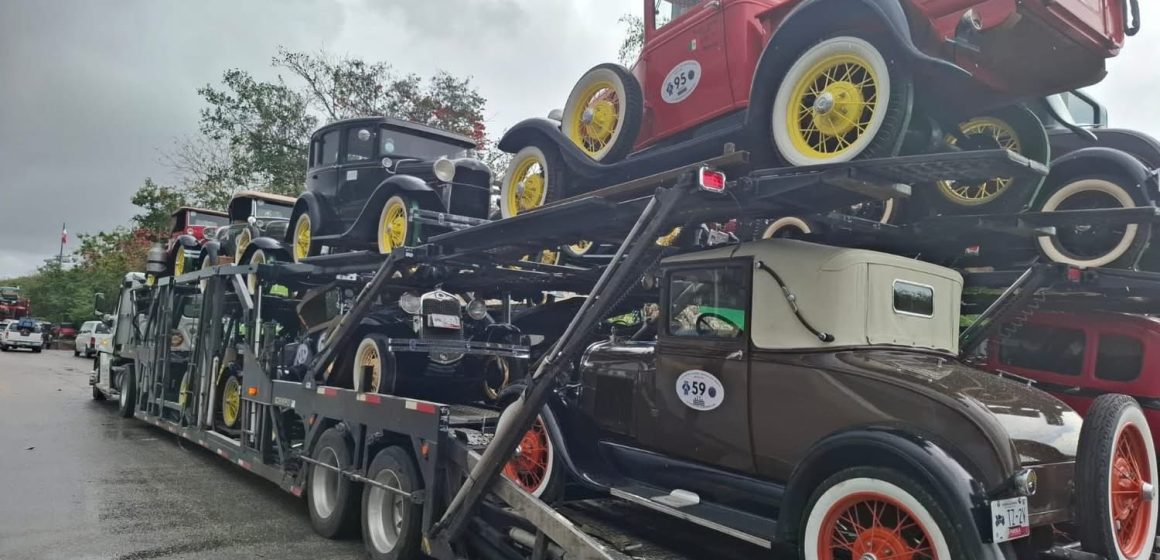 Recuperan en Tecamachalco remolque con autos clásicos robados en la Puebla-Orizaba